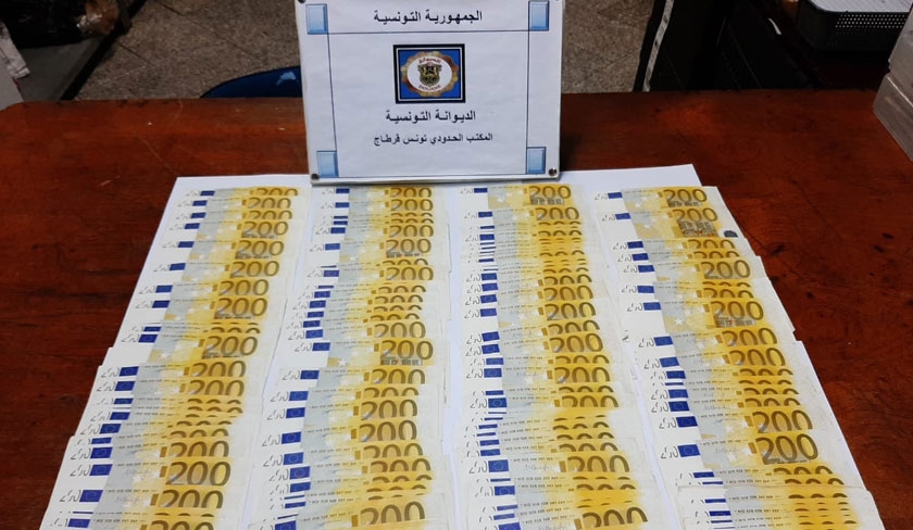Aéroport de Tunis-Carthage : Saisie de près d'un million de dinars en devises au mois de juillet 2021