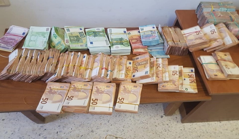 Trafic de devises : une juge interceptée avec 1,5 million de dinars de devises étrangères