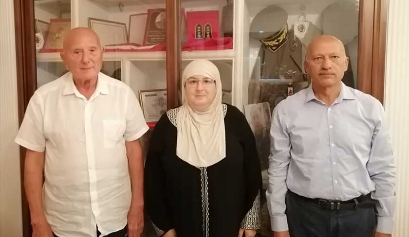 Ridha Belhaj et Ahmed Néjib Chebbi en visite de soutien à la famille de Yassine Ayari