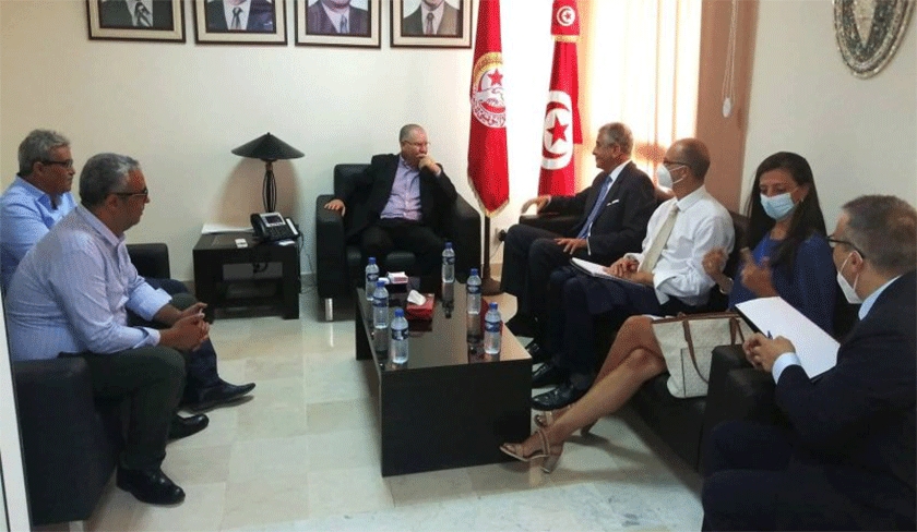 Noureddine Taboubi reçoit le vice-président de la Banque mondiale, Ferid Belhaj