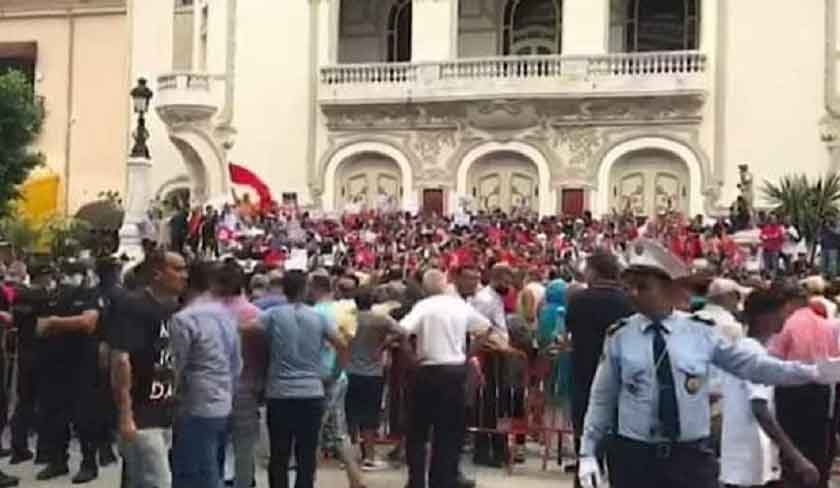 Deux manifestations se mlent  lavenue Habib Bourguiba, entre pro et contre Kas Saed

