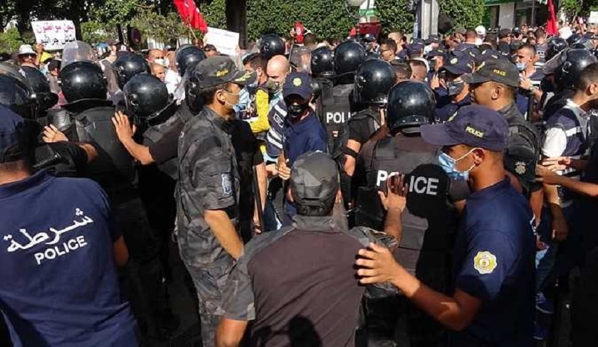 Affrontements avec la police lors de la manifestation anti-Kaïs Saïed