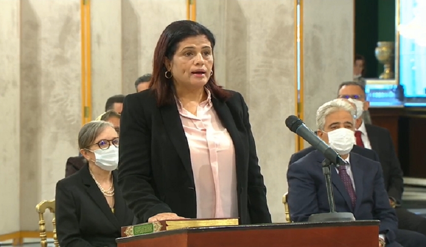 Sihem Boughdiri brave la tradition et prête serment sans foulard