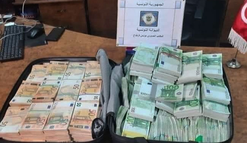 Saisie de 4,9 millions de dinars en devises à l'aéroport de Tunis-Carthage