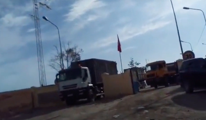 Un dfil de camions  la dchetterie dAgareb sous la protection de la police 
