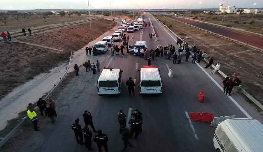 Les routes bloquées devant les manifestants pour rejoindre Tunis