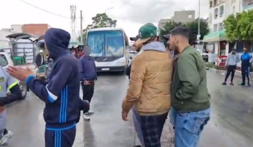 Des citoyens du Kram bloquent la route pour réclamer la démission de Fathi Laâyouni