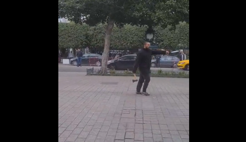 En vidéo – L'assaillant du ministère de l'Intérieur brandissant ses armes