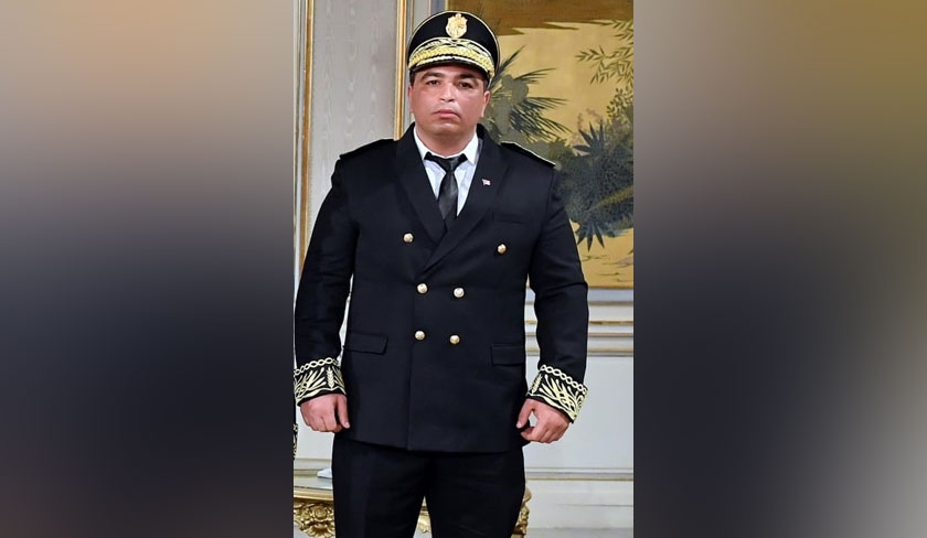 En colère, Ezzedine Chalbi porte un coup de poing au mur lors d’une visite de terrain