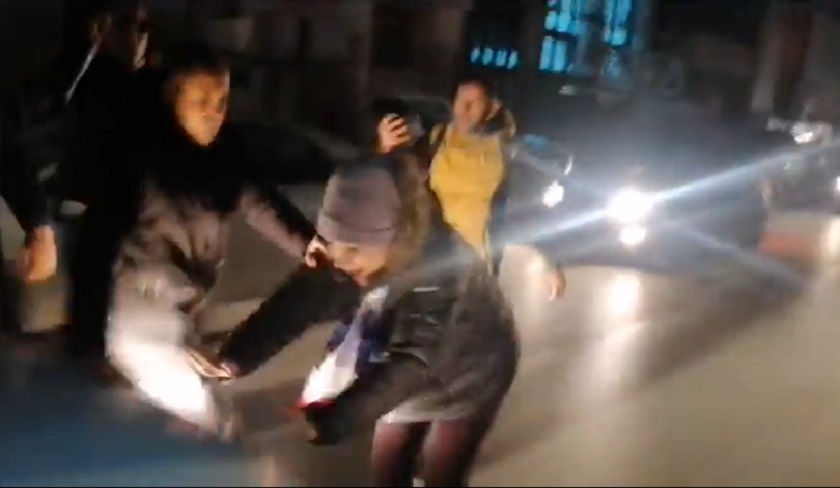 Un policier fonce sur Abir Moussi en voiture et lui prend la tente du sit-in
