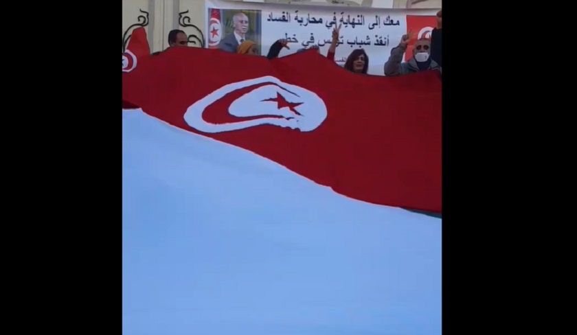 Les pro-Kas Saed expriment leur soutien au chef de l'Etat sur les marches du thtre municipal