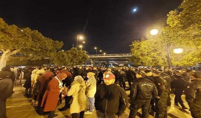 Les protestataires anti-Saïed cassent les barrages et passent la nuit à l'avenue Bourguiba