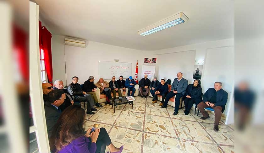 Chebbi et des figures dEnnahdha en visite de soutien aux grvistes du collectif  Citoyens contre le coup d'Etat 