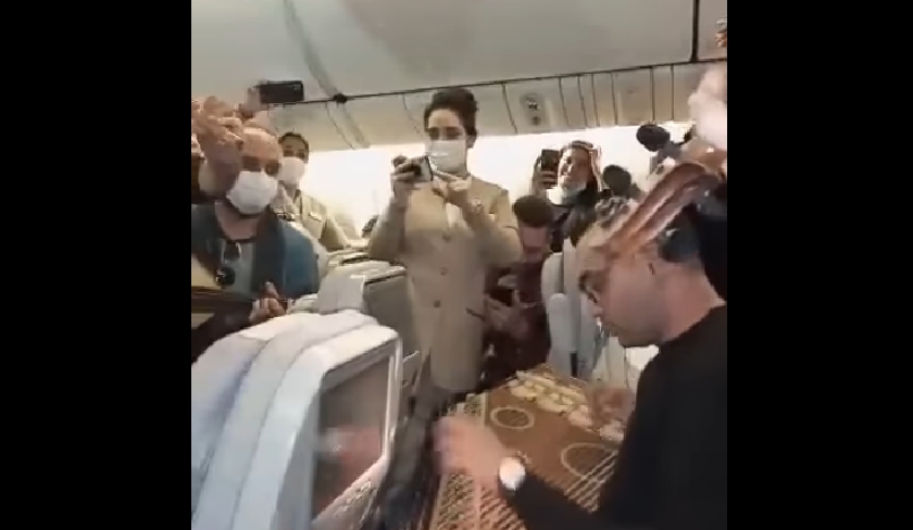La toile émue à la vue de musiciens tunisiens quitter le pays à bord du même avion