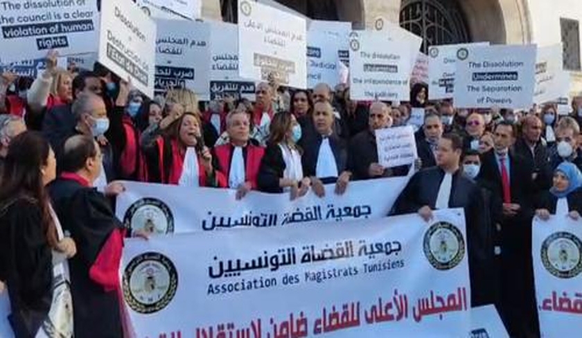 Les juges manifestent devant le Palais de justice à Bab Bnet