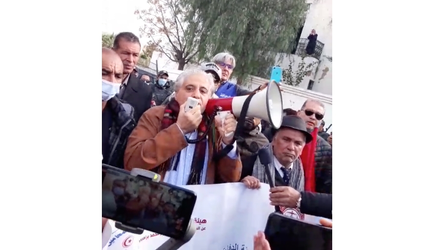 Le Comité de défense des martyrs Belaïd et Brahmi proteste près du domicile de Ghannouchi