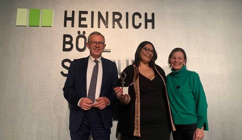 Yosra Frawes reçoit le prix Anne Klein de la femme