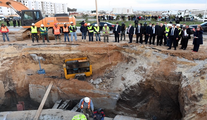 Kaïs Saïed inspecte les travaux du rond-point de Ben Daha