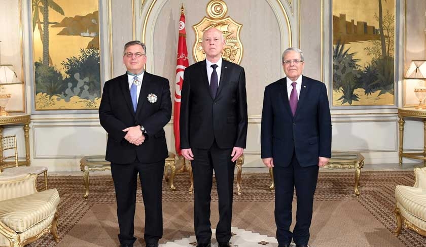 Saïed décore Bloom de la médaille de grand-officier de l'ordre de la République