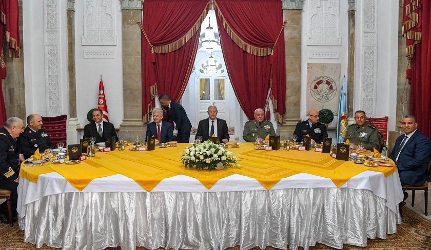 Kaïs Saïed partage le iftar avec les membres du Conseil supérieur des armées