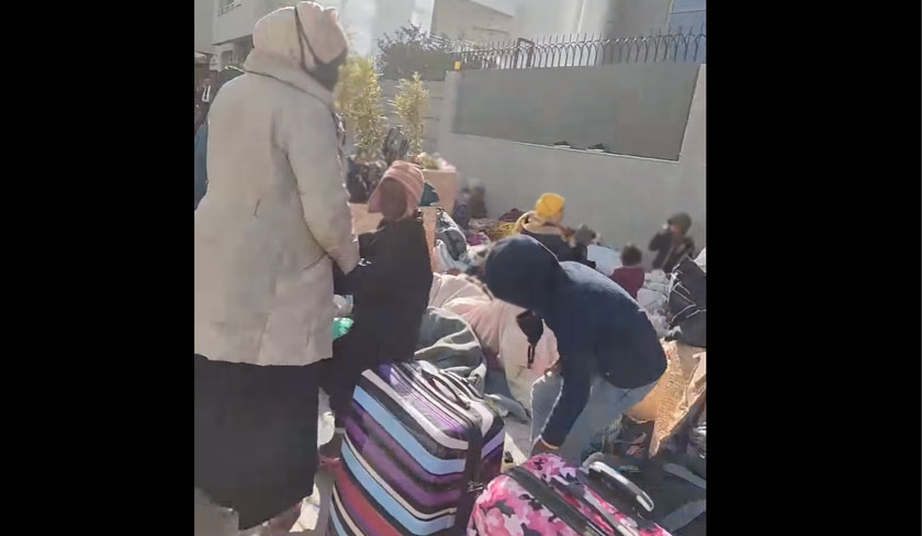 Des réfugiés et demandeurs d'asile protestent devant les locaux du HCR à Tunis