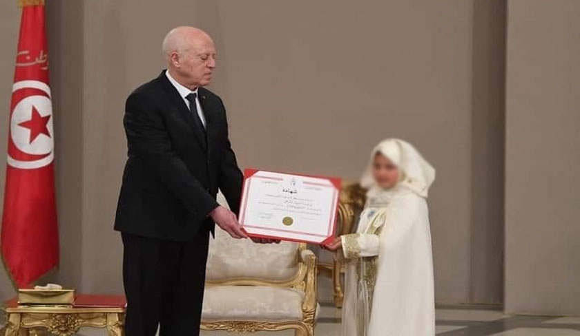 La photo du président aux côtés d’une fillette voilée indigne la toile