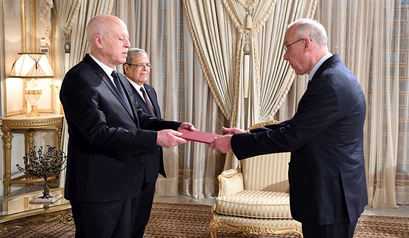 Kaïs Saïed reçoit les lettres de créance d’Aleksander Zolotov et de Zuhairi Misrawi