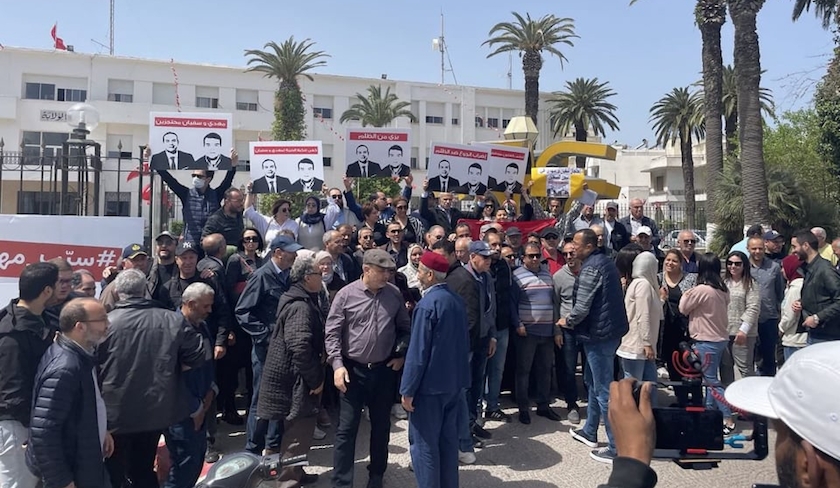 Amis et proches de Mehdi Ben Gharbia en sit-in de protestation  Bizerte 
