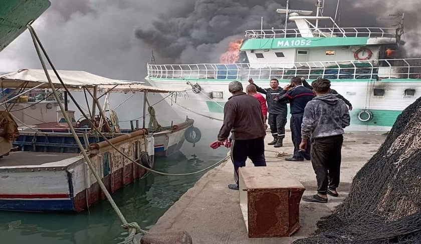 Incendie au port de Sfax : un bateau de pêche a pris feu