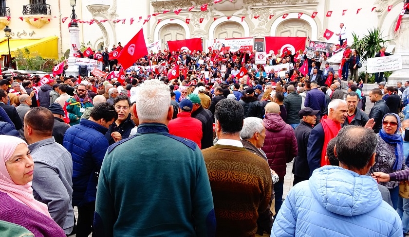 En photos – Manifestation de soutien à Kaïs Saïed à l'avenue Habib Bourguiba