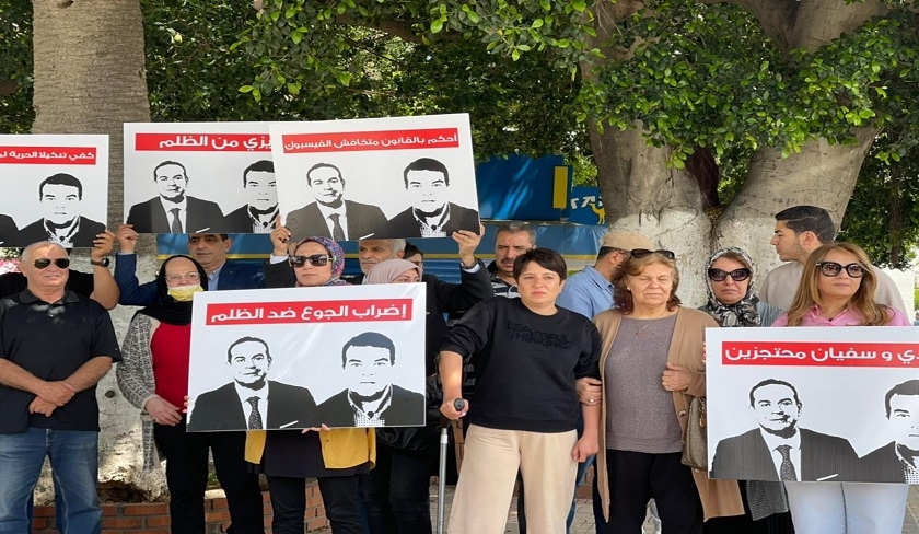 Les proches de Mehdi Ben Gharbia rassemblés devant la Cour d’appel de Sousse