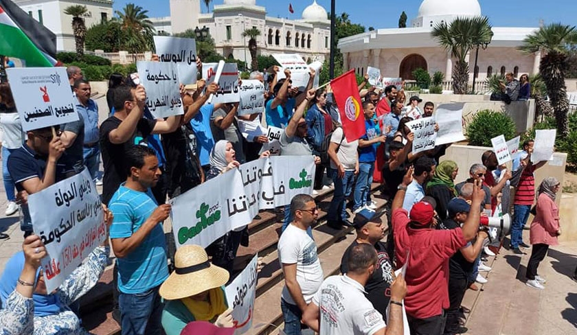 Les journalistes protestent contre la précarité de la situation des médias saisis