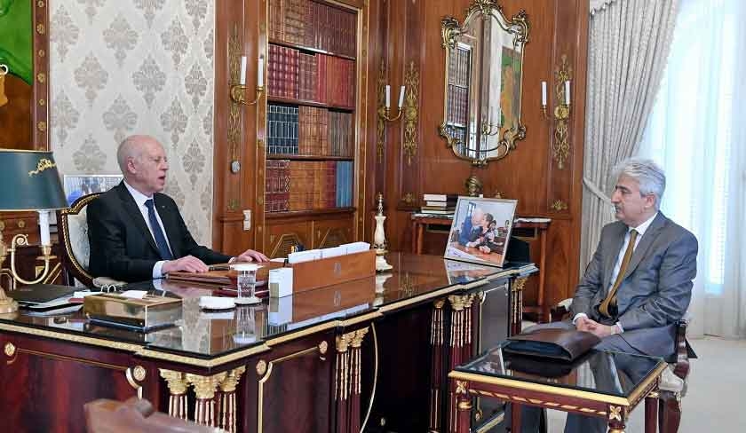 Kaïs Saïed s’entretient avec le ministre de la Défense Imed Memmiche