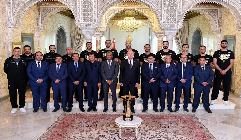 Kaïs Saïed reçoit les joueurs et le staff de l’équipe de basket-ball de l’USMo