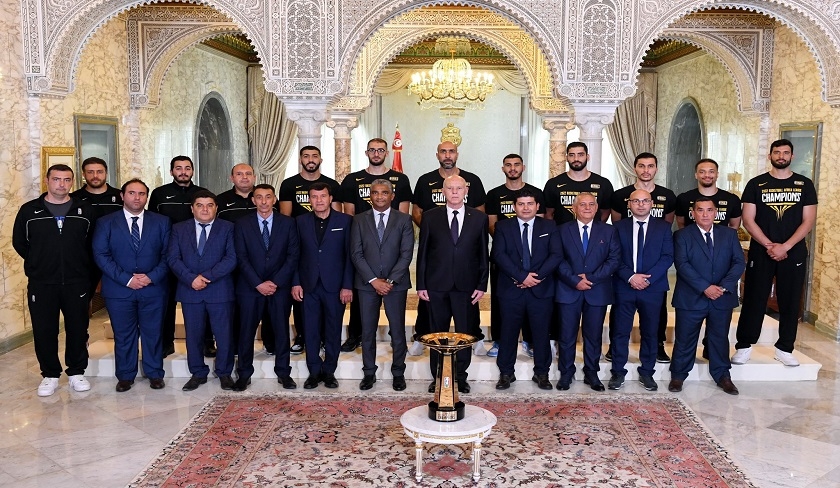 Kas Saed reoit les joueurs et le staff de lquipe de basket-ball de lUSMo