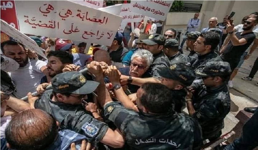 Les forces de l’ordre interdisent une manifestation devant les locaux de l’Isie
