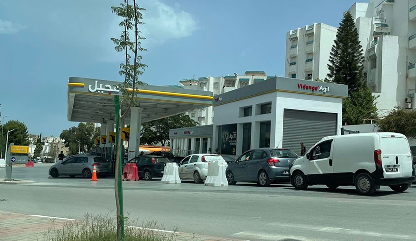 En prévision de la grève, longues files d'attente aux stations-service