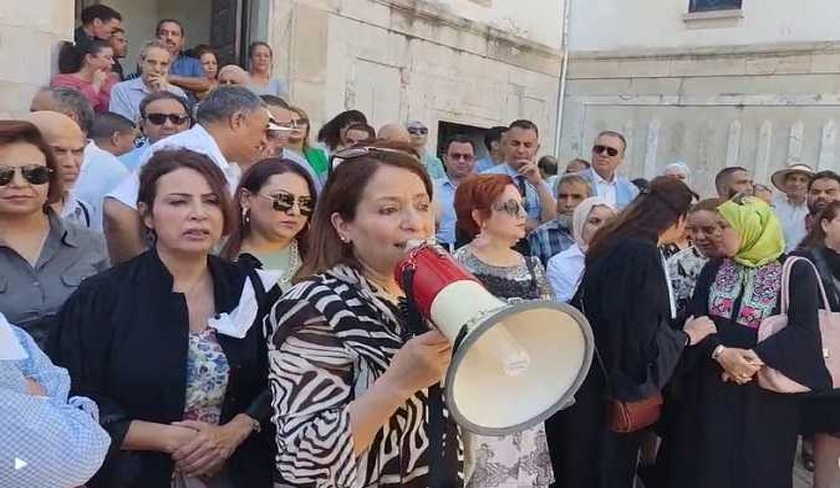 Magistrates et militantes manifestent contre Kaïs Saïed devant le Palais de justice 
