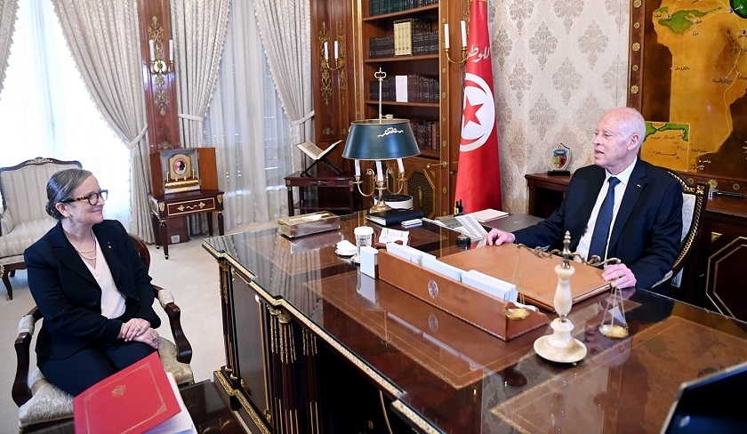 Saïed à Bouden : nécessité de baisser les prix des billets d’avion pour les Tunisiens de l’étranger