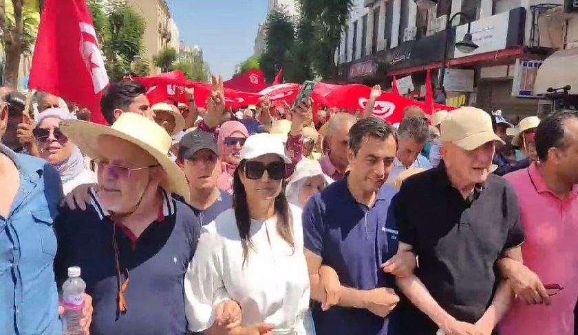 En photos - la manifestation du Front de salut

