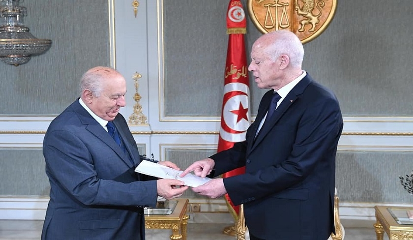 Sadok Belaïd remet le projet de constitution à Kaïs Saïed