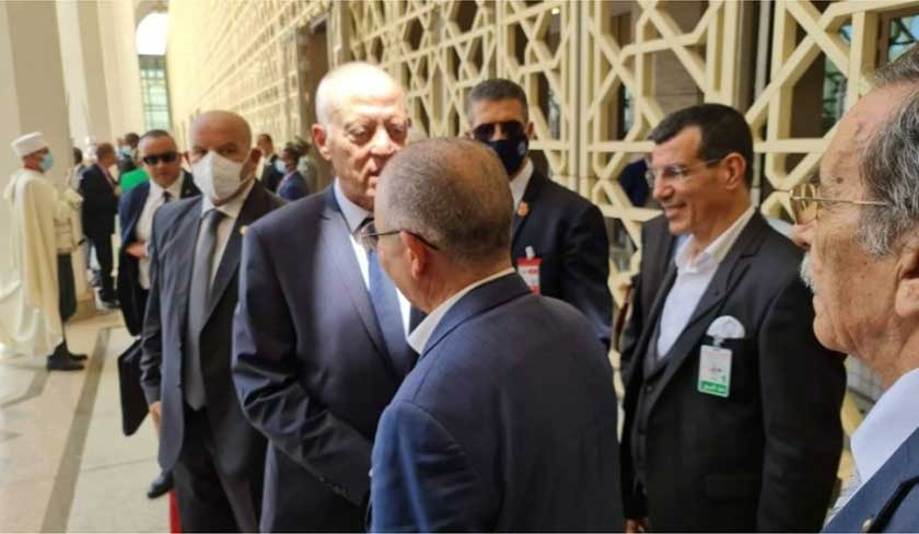 La poignée de main entre Saïed et Taboubi...en Algérie