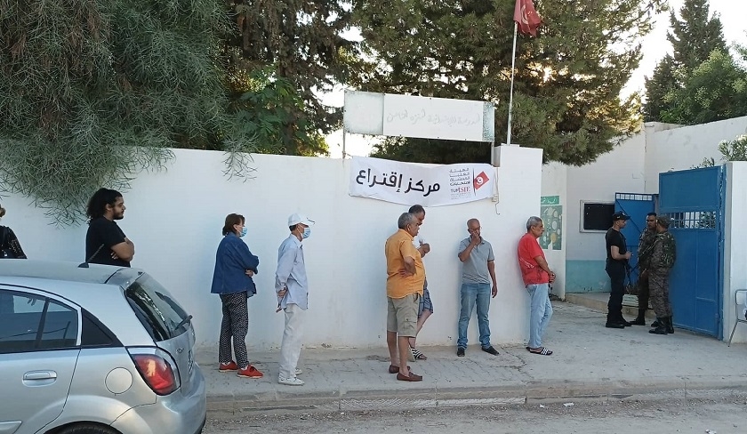 En photos - Le vote démarre en retard à Menzah 8