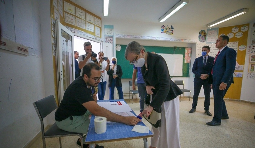 Najla Bouden vote au rfrendum

