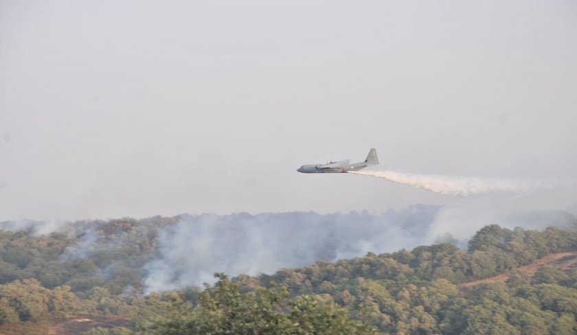 Incendies - Un second hlicoptre de larme intervient  Djebel Bargou