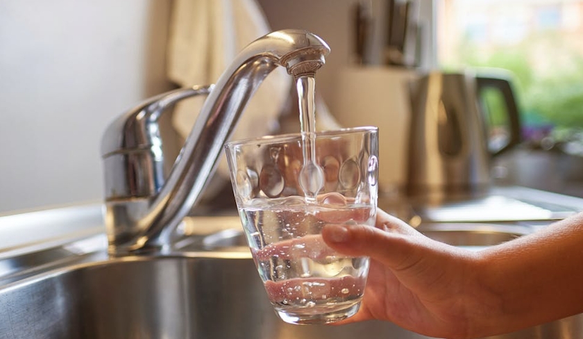 Odeur nauséabonde de l’eau du robinet : que se passe-t-il ? 