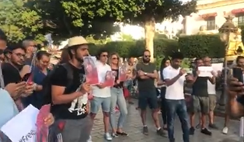 Sit-in devant le théâtre municipal de Tunis pour dénoncer l’arrestation de la mairesse de Tabarka