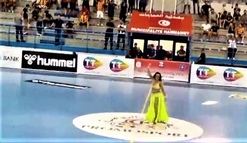 Une danseuse du ventre  louverture du championnat arabe de Handball : la fdration explique