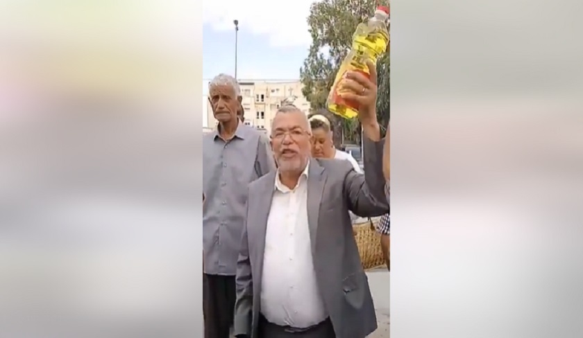 Une bouteille d’huile à la main, Bhiri dénonce les poursuites contre Ghannouchi et Laârayedh