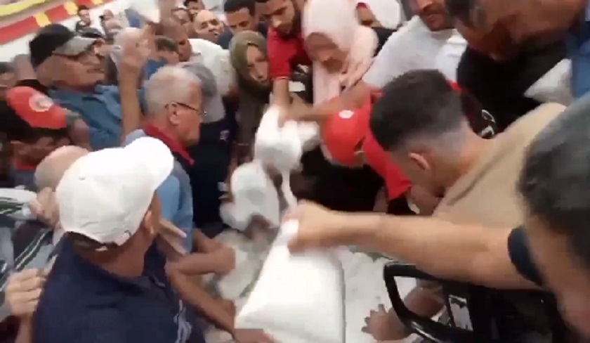 En vidéo : Des Tunisiens se bousculent pour des miettes de sucre